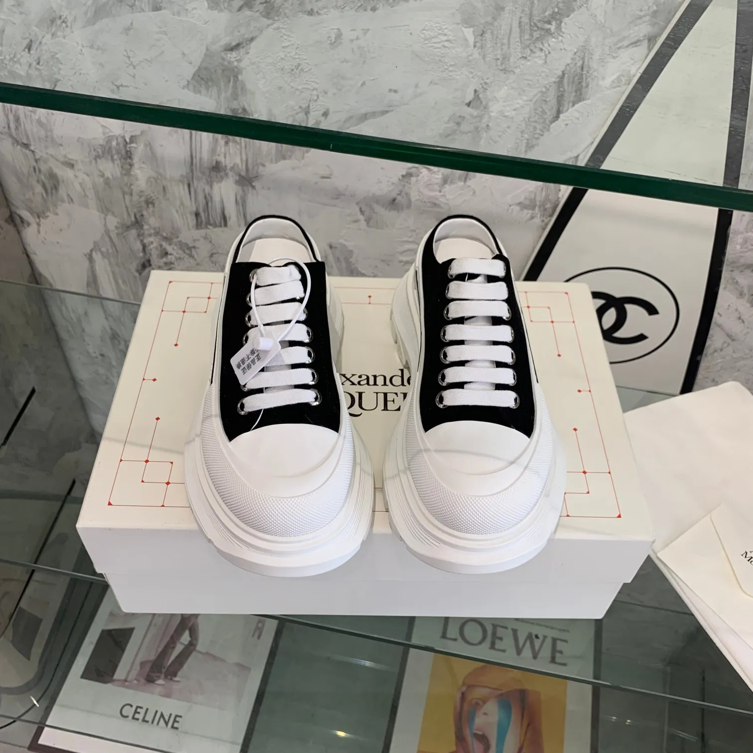 👟👟Ex-factory price 500👟👟 Mc Queen is in stock all year round [Rose] McQueen [Rose] dad shoes [Rose] ss early spring first release‼ ️‼ ️The latest Milan Fashion Week T-stage catwalk model, the unique and personalized design is very classy on the feet, and the round toe design allows the toes to be completely released. I spent a lot of money to buy multiple pairs of the originals and dismantled them and made replicas. Many celebrities such as Guli Nazha, Wu Lei, and Internet celebrity bloggers have endorsed Xiaohongshu’s popular products, and the products are sold out at the counters! Fabric: Imported pure cotton fabric Lining: Imported silk sheepskin Feet: Imported silk sheepskin Size: Women's 35-40. Packaging: original full set of packaging, outsole: increased by 5 cm, original outsole